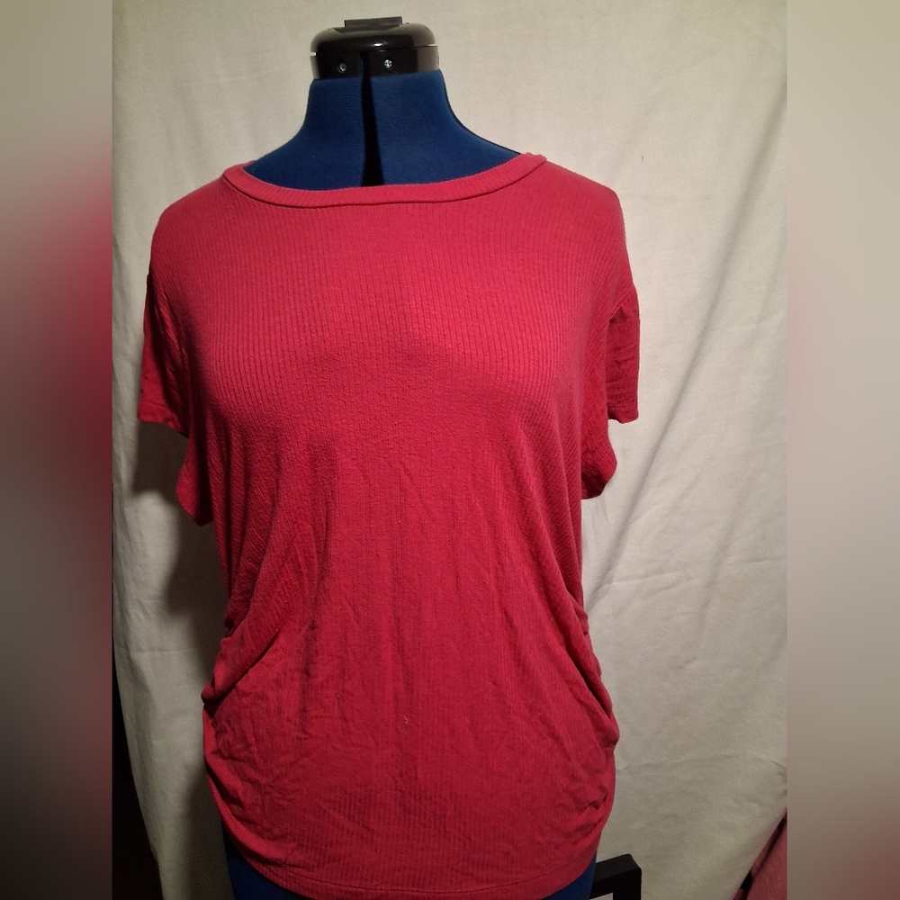 Women’s Short-Sleeve Ribbed Tee in Berry Red